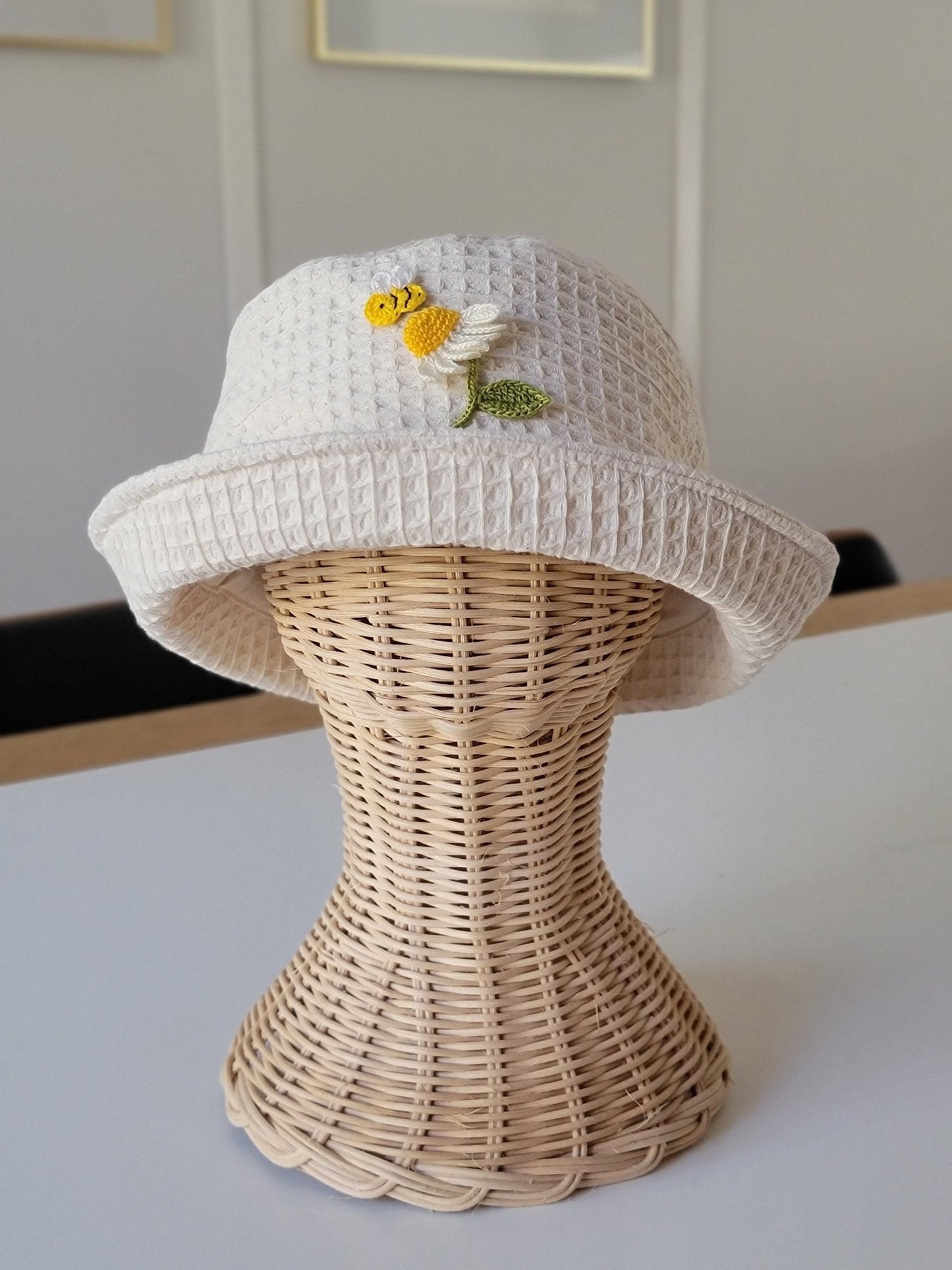 Bucket hat-Bee and daisy-1